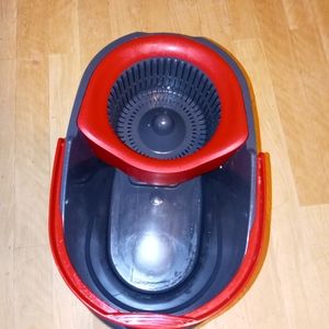Foot pedal mop bucket